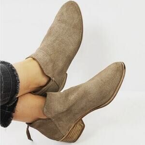 Dolce Vita Karsen Taupe Tan Suede Perforated Block Heel Ankle Bootie Size 8